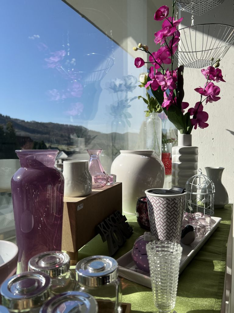 Dekorative Vasen und Orchideen im Flohmarkt Wissenbach