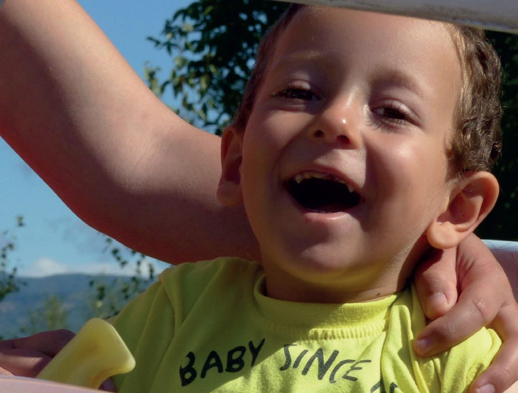 Kind in der Tagesstätte Zeichen der Liebe, Gotse Delchev, Bulgarien